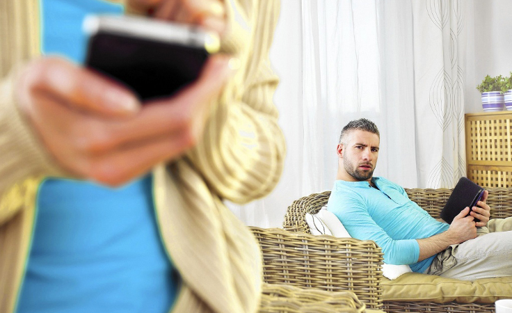 علامات تدلّ على أن زوجك يخونك.. إلكترونياً!
