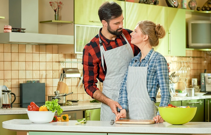 7 علامات تدلّ على أن زوجك يحبّك بجنون