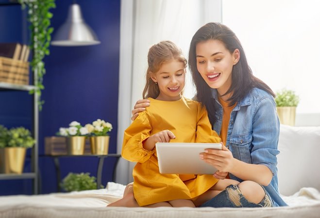5 سلوكيات جيدة يتعلمها منكِ طفلك بالمحاكاة.. كوني قدوة حسنة