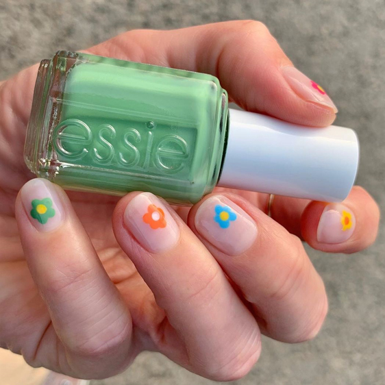 رسوم زهور الديزي على الأظافر الصيحة الأقوى في هذا الصيف