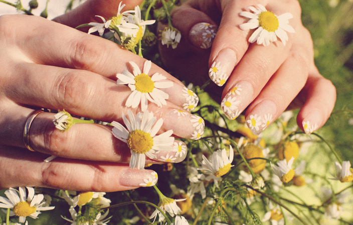 رسوم زهور الديزي على الأظافر الصيحة الأقوى في هذا الصيف