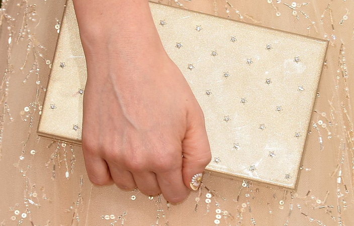 رسوم زهور الديزي على الأظافر الصيحة الأقوى في هذا الصيف