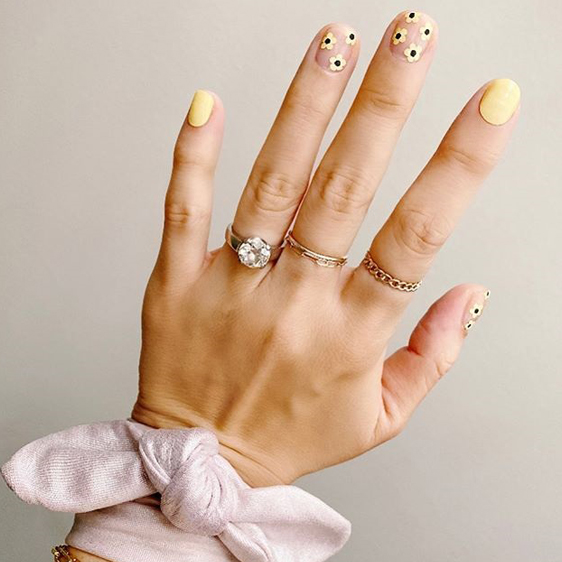 رسوم زهور الديزي على الأظافر الصيحة الأقوى في هذا الصيف