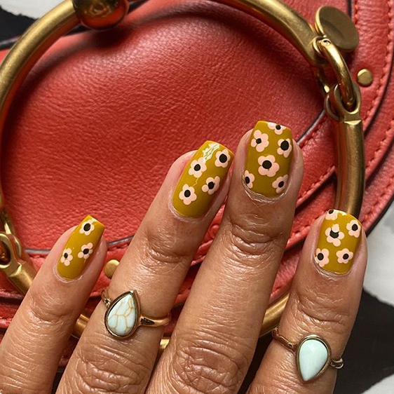 رسوم زهور الديزي على الأظافر الصيحة الأقوى في هذا الصيف