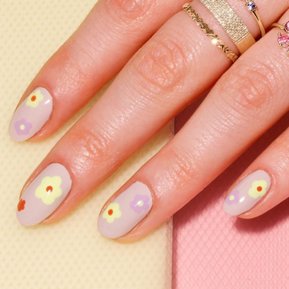رسوم زهور الديزي على الأظافر الصيحة الأقوى في هذا الصيف