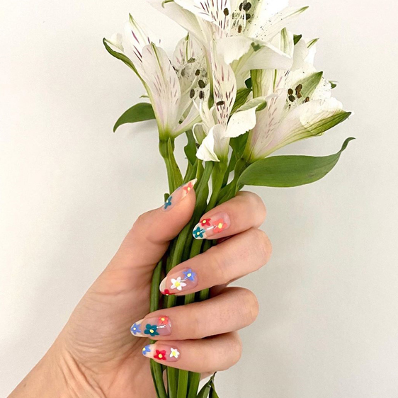 رسوم زهور الديزي على الأظافر الصيحة الأقوى في هذا الصيف