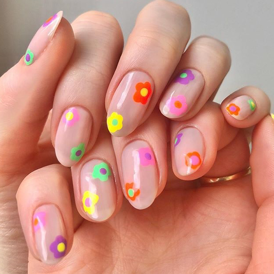 رسوم زهور الديزي على الأظافر الصيحة الأقوى في هذا الصيف