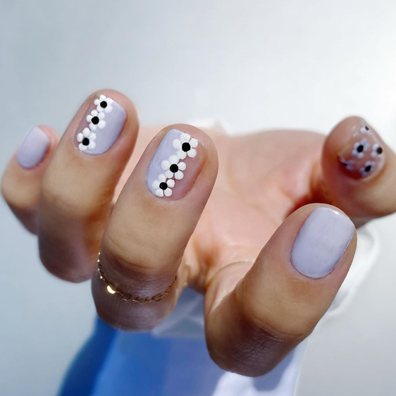 رسوم زهور الديزي على الأظافر الصيحة الأقوى في هذا الصيف