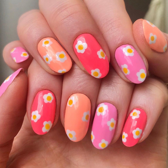 رسوم زهور الديزي على الأظافر الصيحة الأقوى في هذا الصيف