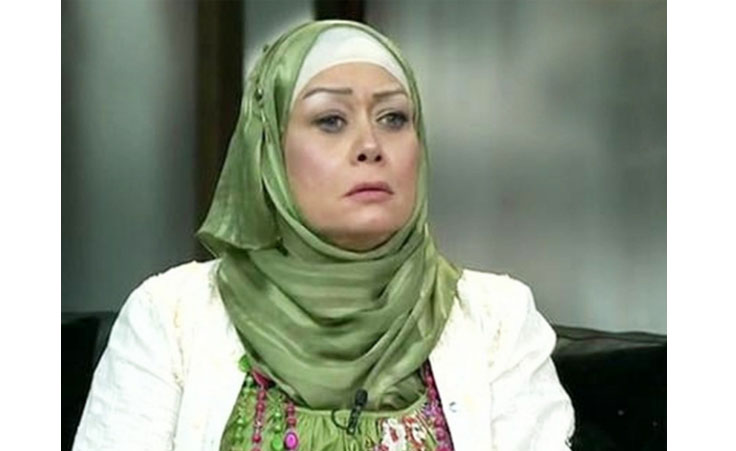 هالة فاخر تخرج عن صمتها وتردّ بعنف على منتقديها لخلعها الحجاب.. شاهديها