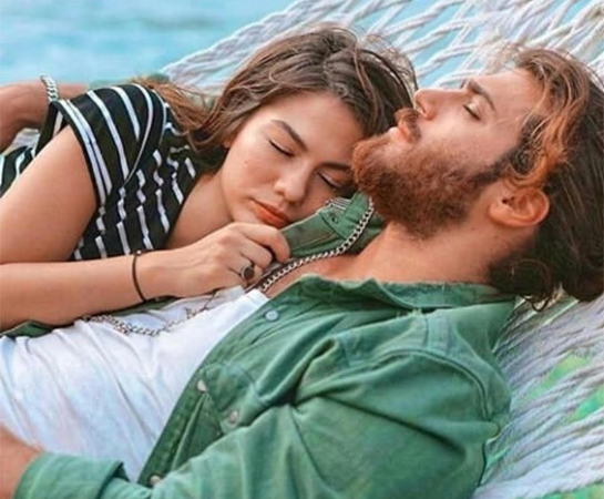 بطلا الطائر المبكر جان يامان وديميت أوزدمير يحتفلان بأسعد خبر