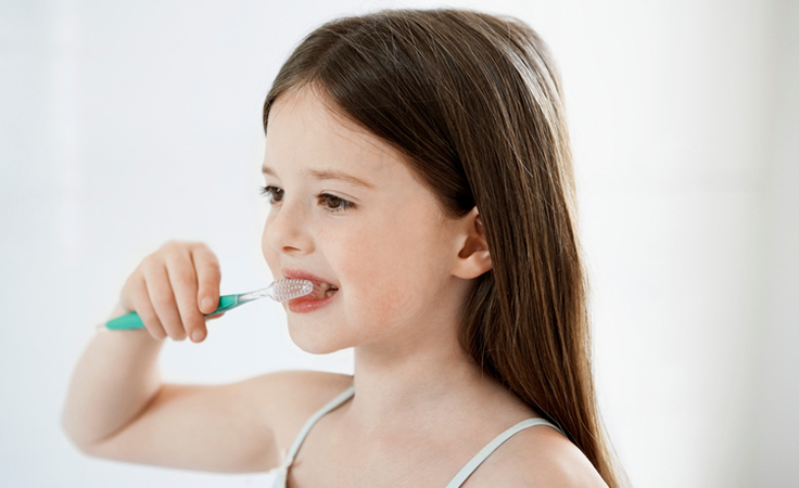 ما يجب أن تعرفيه عن تساقط أسنان الحليب لدى طفلك