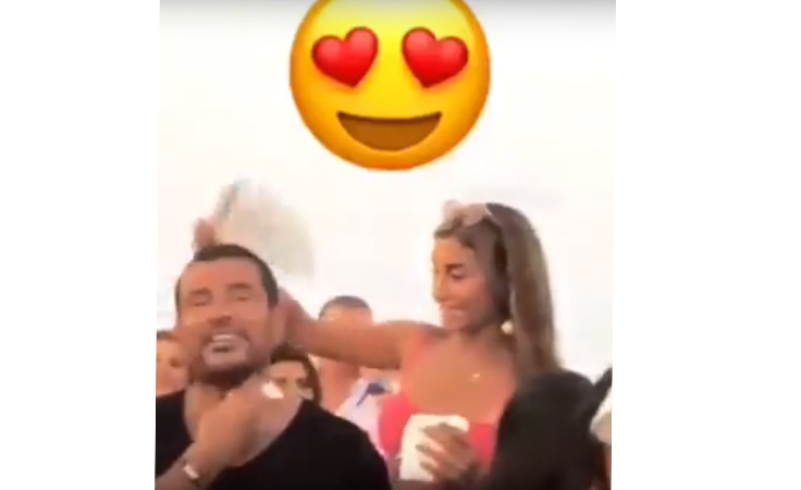 اضغطي لمشاهدة الفيديو.. دينا الشربيني تُشعِل حفل عمرو دياب برقصها بالمايوه في الساحل