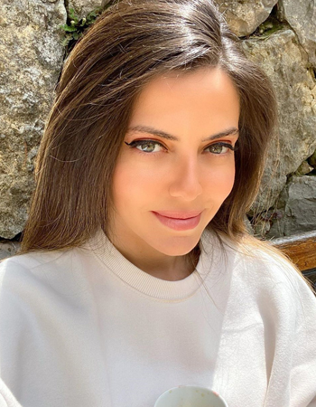 دانا خير الله بمكياج ناعم تحدّياً لكورونا