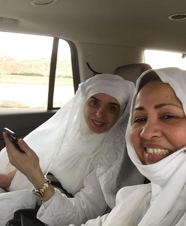 صورة... دينا بملابس الإحرام