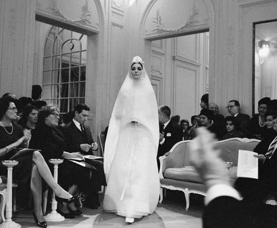 Dior Glamour  كتاب صوّر من مارك شو