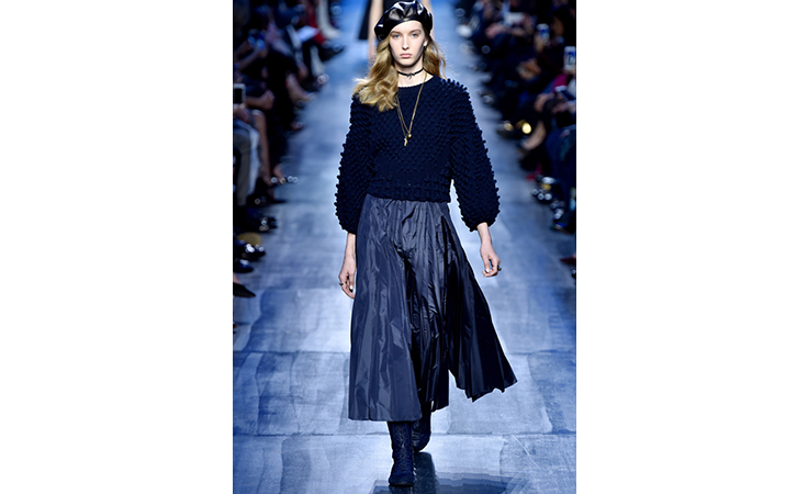 ماريا غراتسيا كيوري تعتمد الأزرق لون الشتاء المقبل في مجموعة ديور