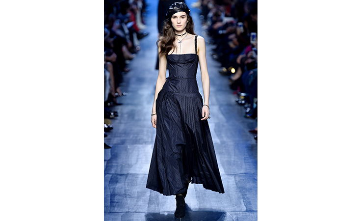 ماريا غراتسيا كيوري تعتمد الأزرق لون الشتاء المقبل في مجموعة ديور