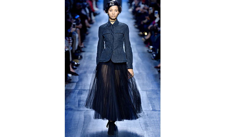 ماريا غراتسيا كيوري تعتمد الأزرق لون الشتاء المقبل في مجموعة ديور