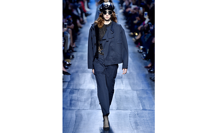 ماريا غراتسيا كيوري تعتمد الأزرق لون الشتاء المقبل في مجموعة ديور