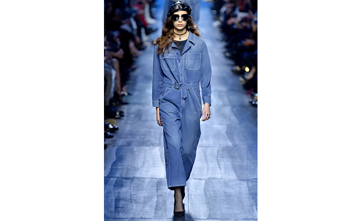 ماريا غراتسيا كيوري تعتمد الأزرق لون الشتاء المقبل في مجموعة ديور