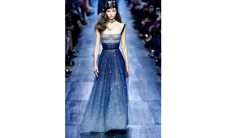 ماريا غراتسيا كيوري تعتمد الأزرق لون الشتاء المقبل في مجموعة ديور