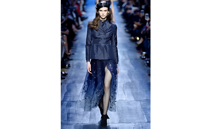 ماريا غراتسيا كيوري تعتمد الأزرق لون الشتاء المقبل في مجموعة ديور