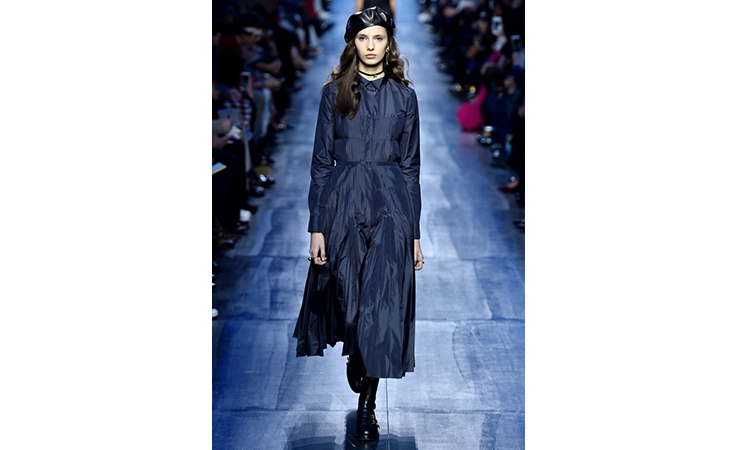 ماريا غراتسيا كيوري تعتمد الأزرق لون الشتاء المقبل في مجموعة ديور