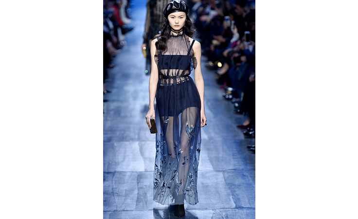 ماريا غراتسيا كيوري تعتمد الأزرق لون الشتاء المقبل في مجموعة ديور