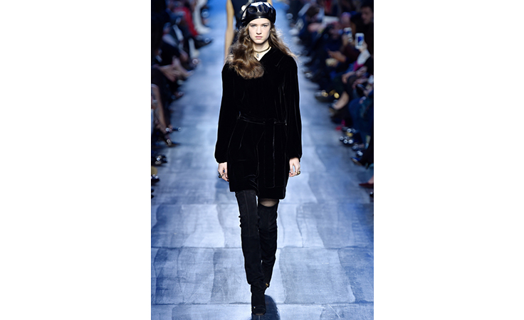 ماريا غراتسيا كيوري تعتمد الأزرق لون الشتاء المقبل في مجموعة ديور