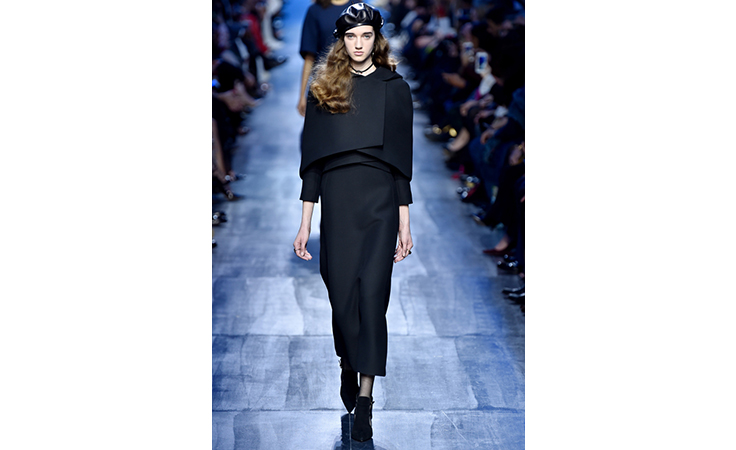 ماريا غراتسيا كيوري تعتمد الأزرق لون الشتاء المقبل في مجموعة ديور