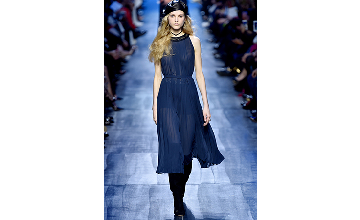 ماريا غراتسيا كيوري تعتمد الأزرق لون الشتاء المقبل في مجموعة ديور