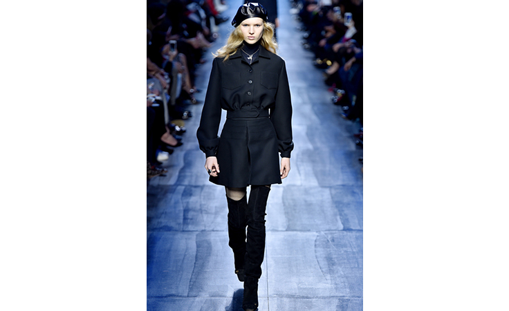 ماريا غراتسيا كيوري تعتمد الأزرق لون الشتاء المقبل في مجموعة ديور