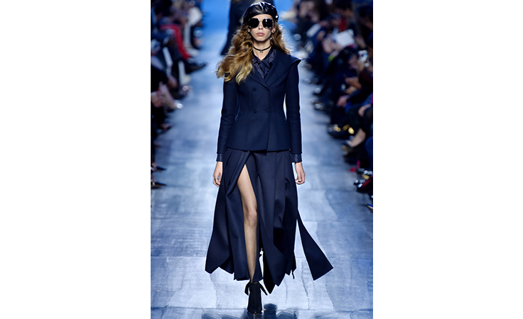 ماريا غراتسيا كيوري تعتمد الأزرق لون الشتاء المقبل في مجموعة ديور