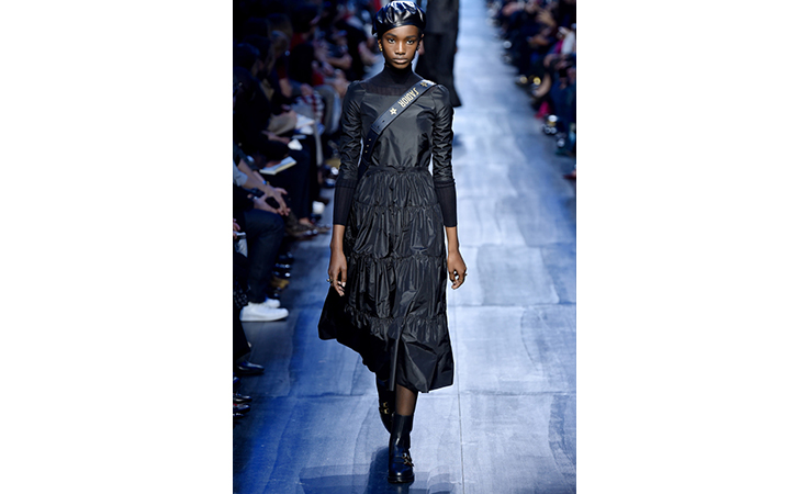 ماريا غراتسيا كيوري تعتمد الأزرق لون الشتاء المقبل في مجموعة ديور