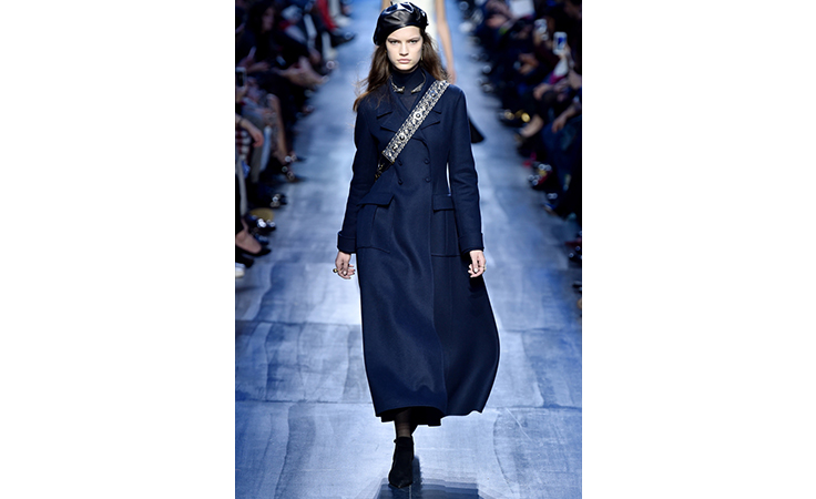 ماريا غراتسيا كيوري تعتمد الأزرق لون الشتاء المقبل في مجموعة ديور