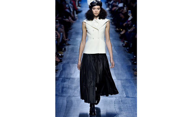 ماريا غراتسيا كيوري تعتمد الأزرق لون الشتاء المقبل في مجموعة ديور