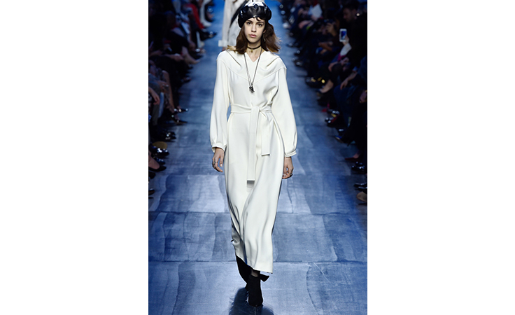 ماريا غراتسيا كيوري تعتمد الأزرق لون الشتاء المقبل في مجموعة ديور