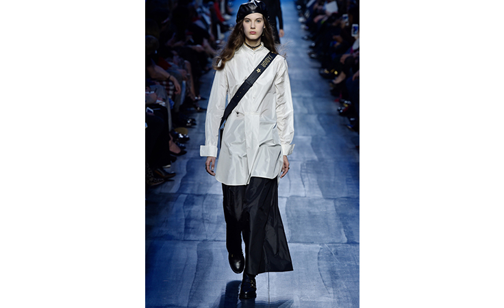 ماريا غراتسيا كيوري تعتمد الأزرق لون الشتاء المقبل في مجموعة ديور