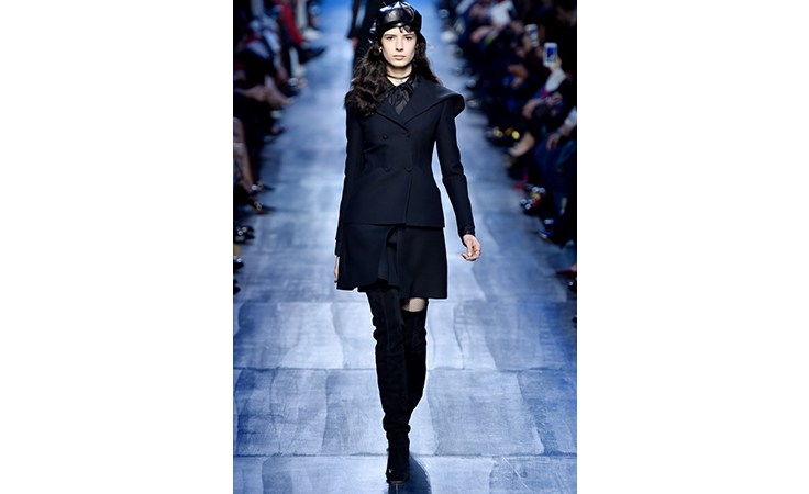 ماريا غراتسيا كيوري تعتمد الأزرق لون الشتاء المقبل في مجموعة ديور