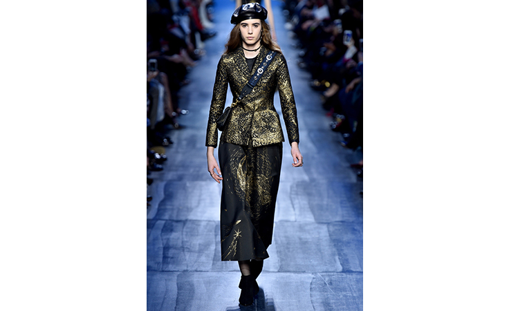 ماريا غراتسيا كيوري تعتمد الأزرق لون الشتاء المقبل في مجموعة ديور