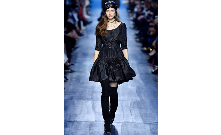 ماريا غراتسيا كيوري تعتمد الأزرق لون الشتاء المقبل في مجموعة ديور