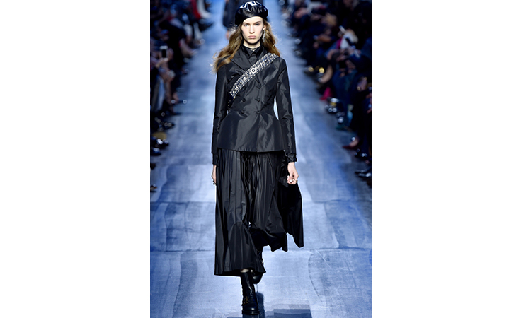 ماريا غراتسيا كيوري تعتمد الأزرق لون الشتاء المقبل في مجموعة ديور