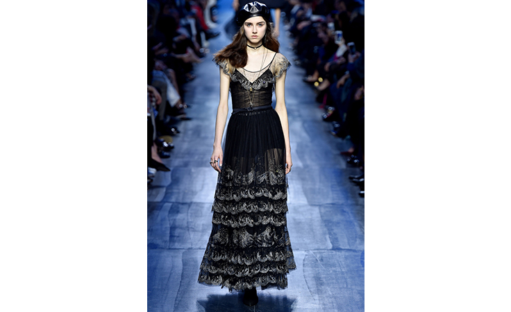 ماريا غراتسيا كيوري تعتمد الأزرق لون الشتاء المقبل في مجموعة ديور