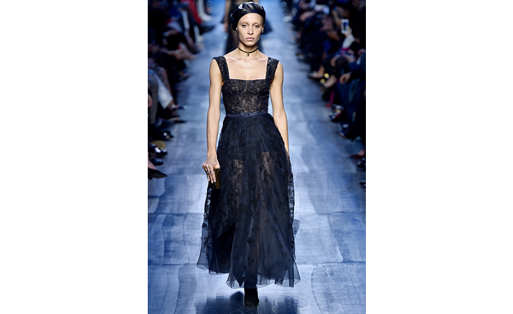 ماريا غراتسيا كيوري تعتمد الأزرق لون الشتاء المقبل في مجموعة ديور