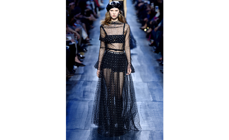 ماريا غراتسيا كيوري تعتمد الأزرق لون الشتاء المقبل في مجموعة ديور