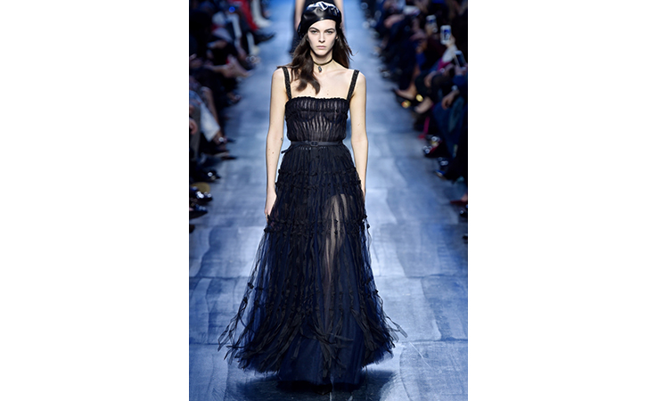 ماريا غراتسيا كيوري تعتمد الأزرق لون الشتاء المقبل في مجموعة ديور