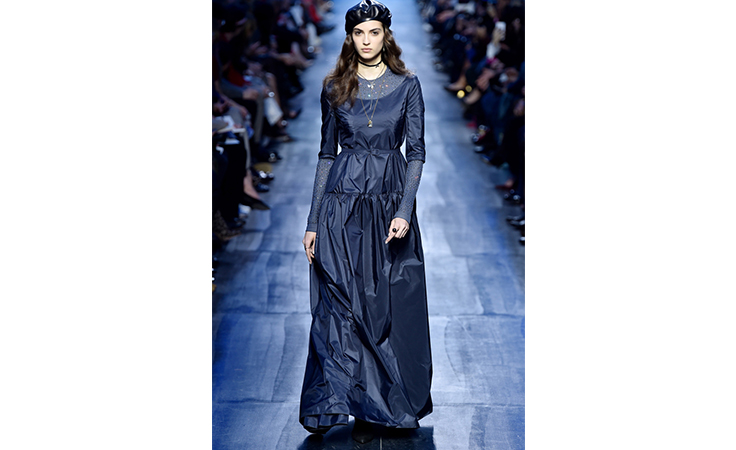 ماريا غراتسيا كيوري تعتمد الأزرق لون الشتاء المقبل في مجموعة ديور