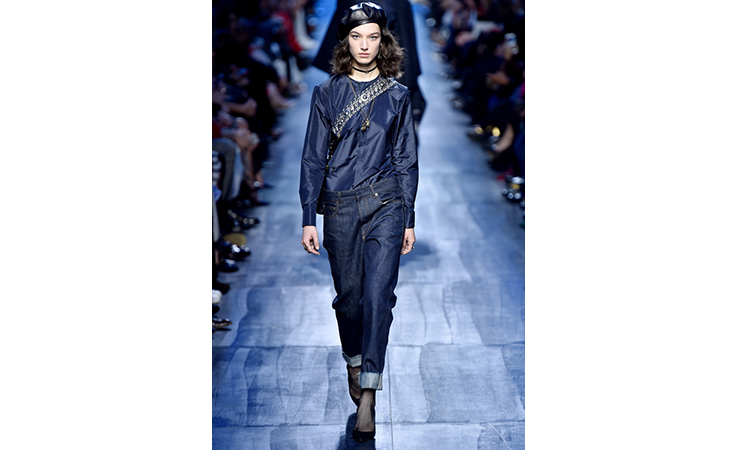 ماريا غراتسيا كيوري تعتمد الأزرق لون الشتاء المقبل في مجموعة ديور