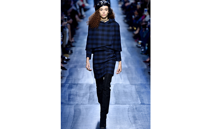 ماريا غراتسيا كيوري تعتمد الأزرق لون الشتاء المقبل في مجموعة ديور